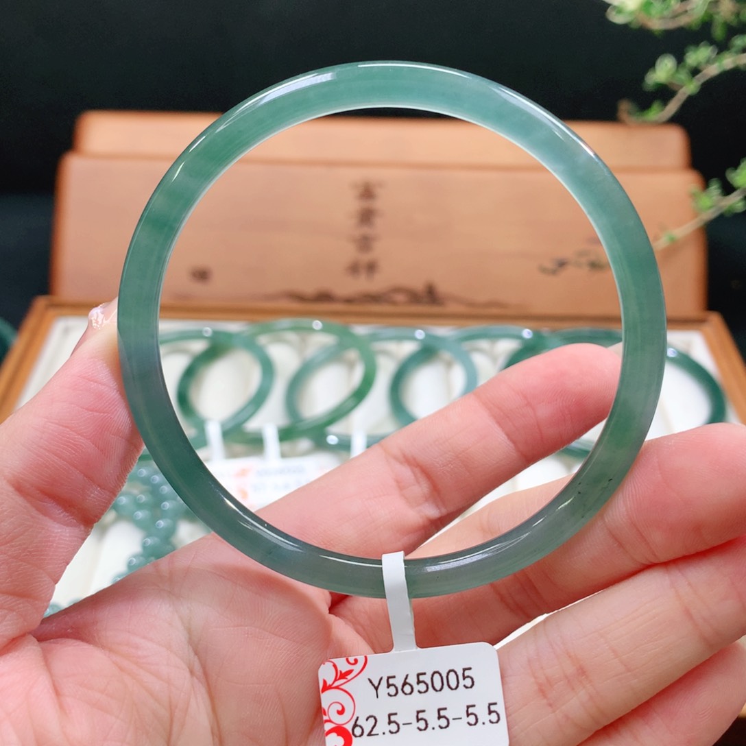 翡翠手镯未镶嵌天然