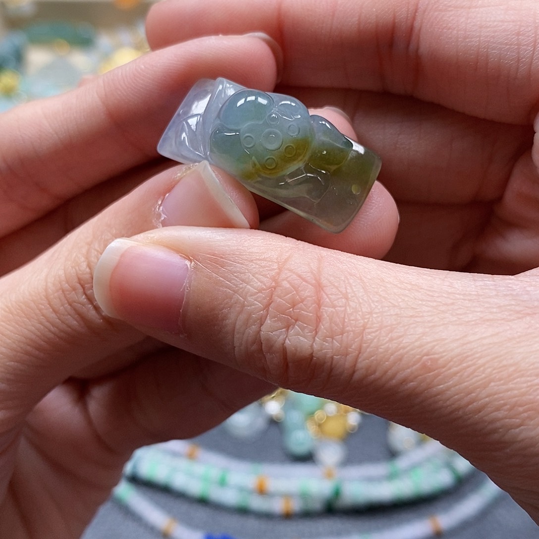 翡翠颈饰未镶嵌闪