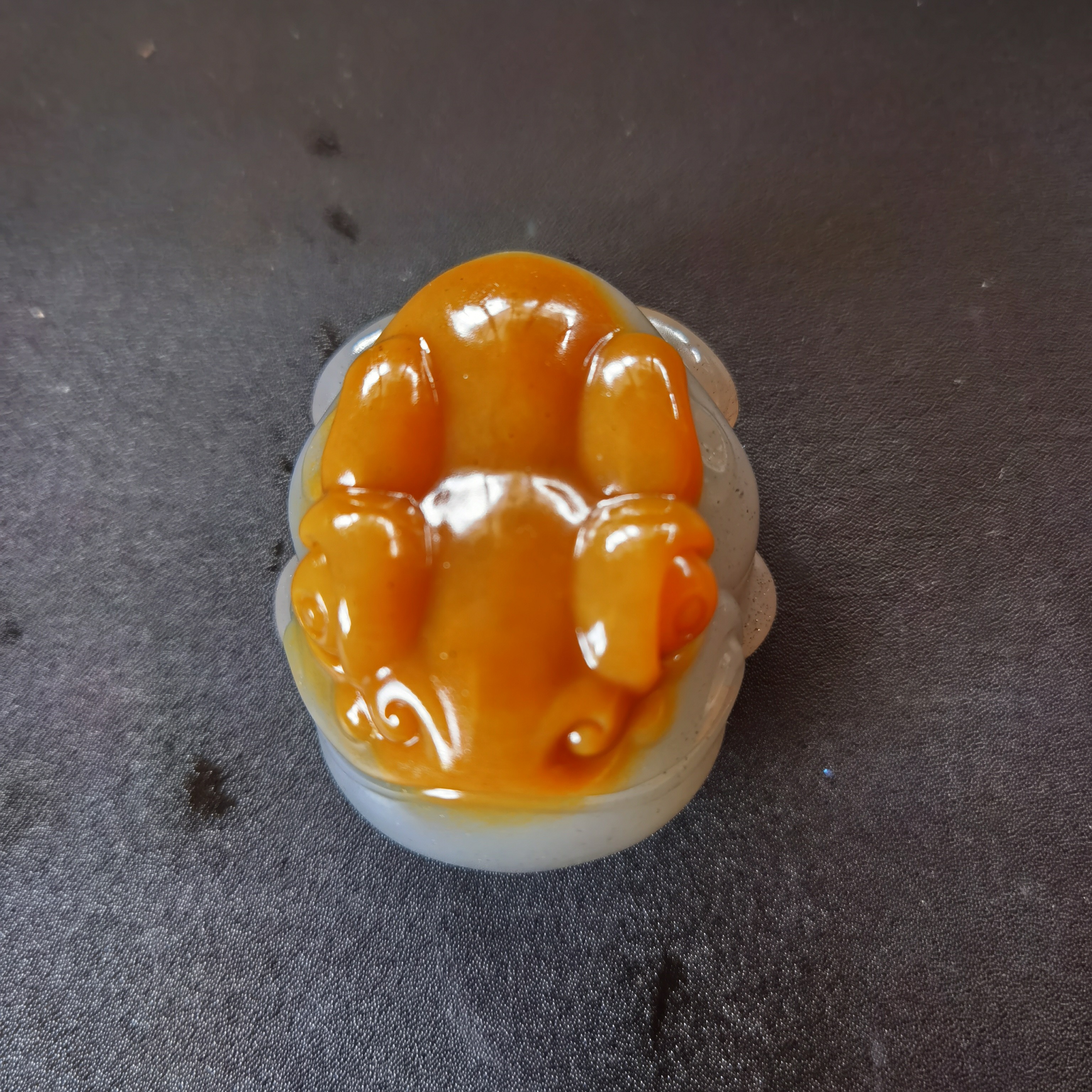 黄龙玉，金蟾手把件