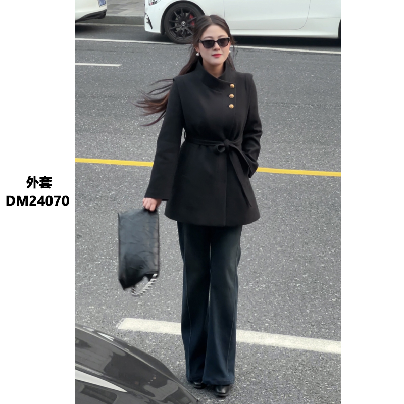 青青【暖冬纪事】气质显瘦立领设计感长袖保暖羽绒服大衣 DM24070