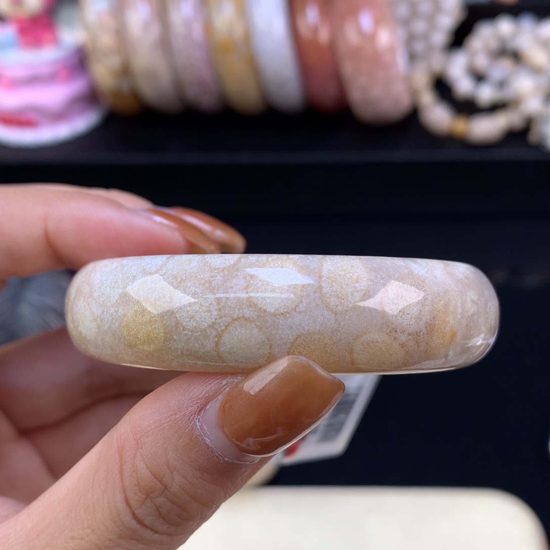 硅化珊瑚（珊瑚玉）未镶嵌颈饰五折精美手镯52.7口（17号）