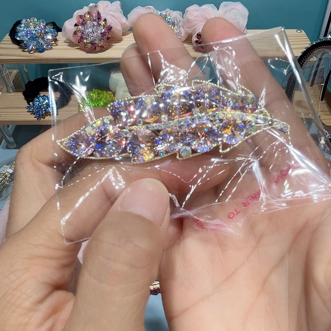 皮质铁合金。耳钉和