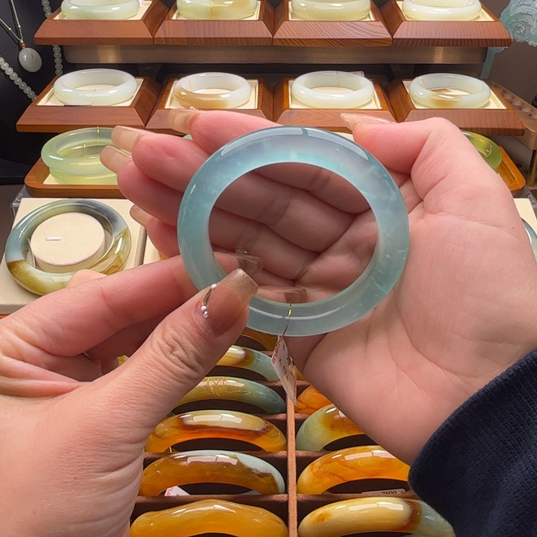 蛇纹石玉手镯足铂镶嵌