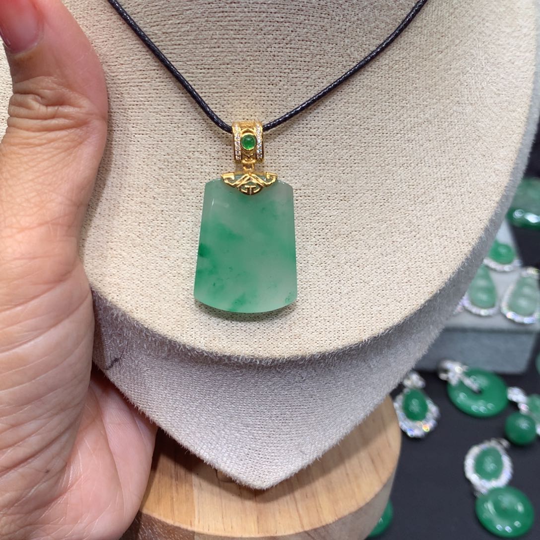 颈饰银S925镶嵌石英质玉（非洲翠）