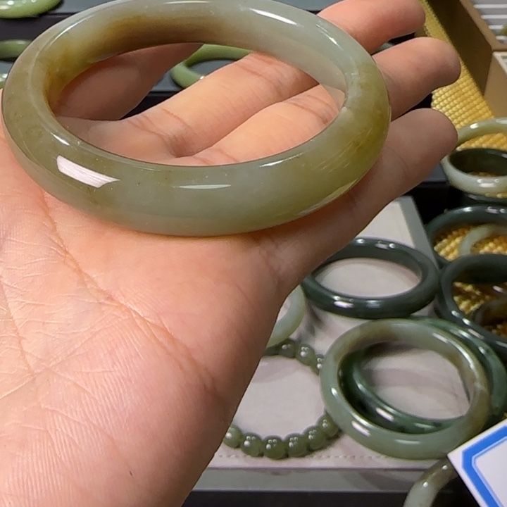 和田玉未镶嵌手镯