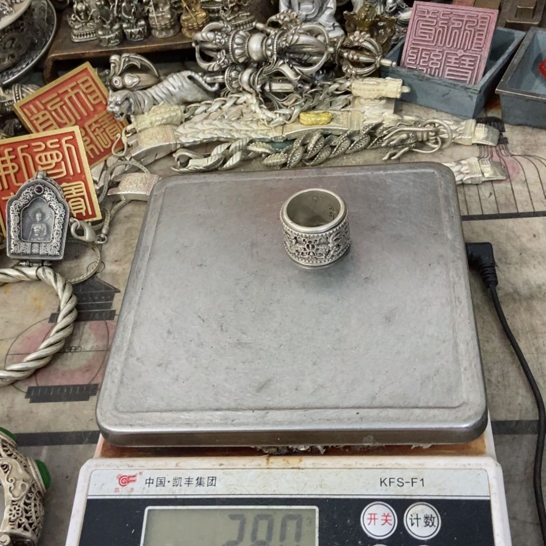 老杨黄铜摆件老杨黄铜。