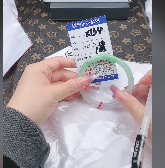 X134【缅甸翡翠 手镯】实物以直播间为准微色差G