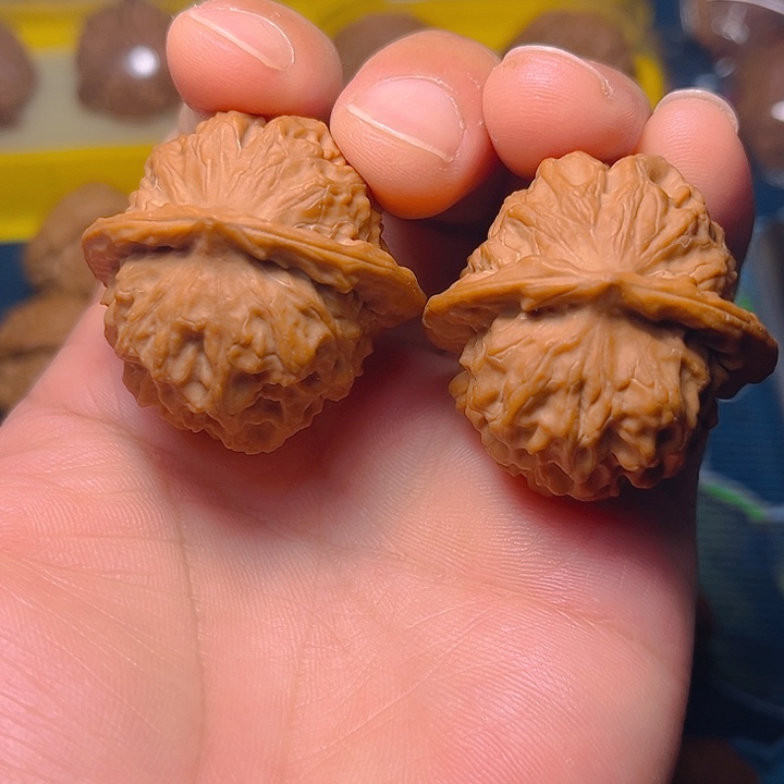 文玩核桃吊坠瓷娃娃