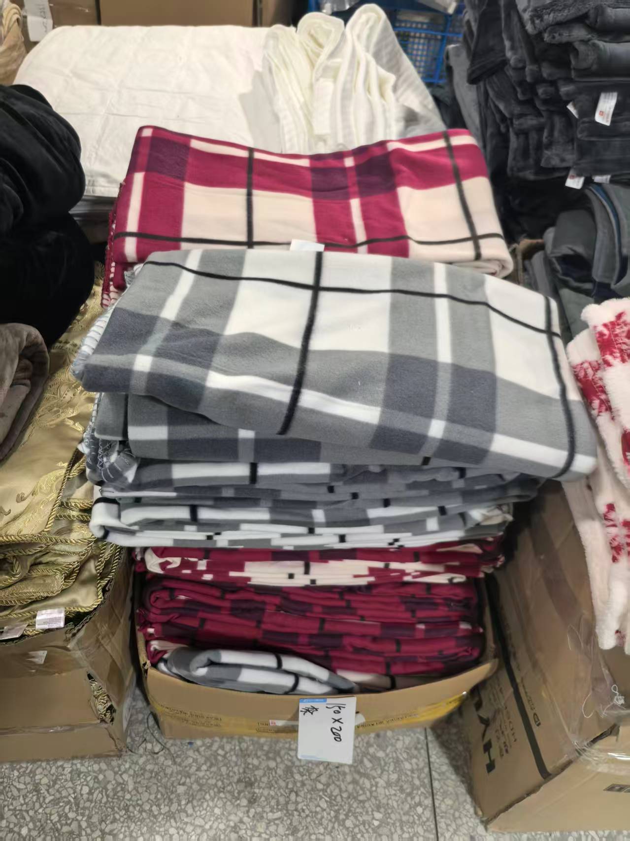 《厚广家》3楼150×200杂款摇粒绒毯子 发2张，不挑色 微瑕疵