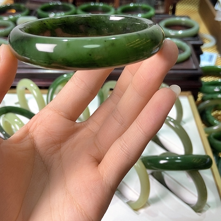 荣***v和田玉（碧玉）未镶嵌手镯