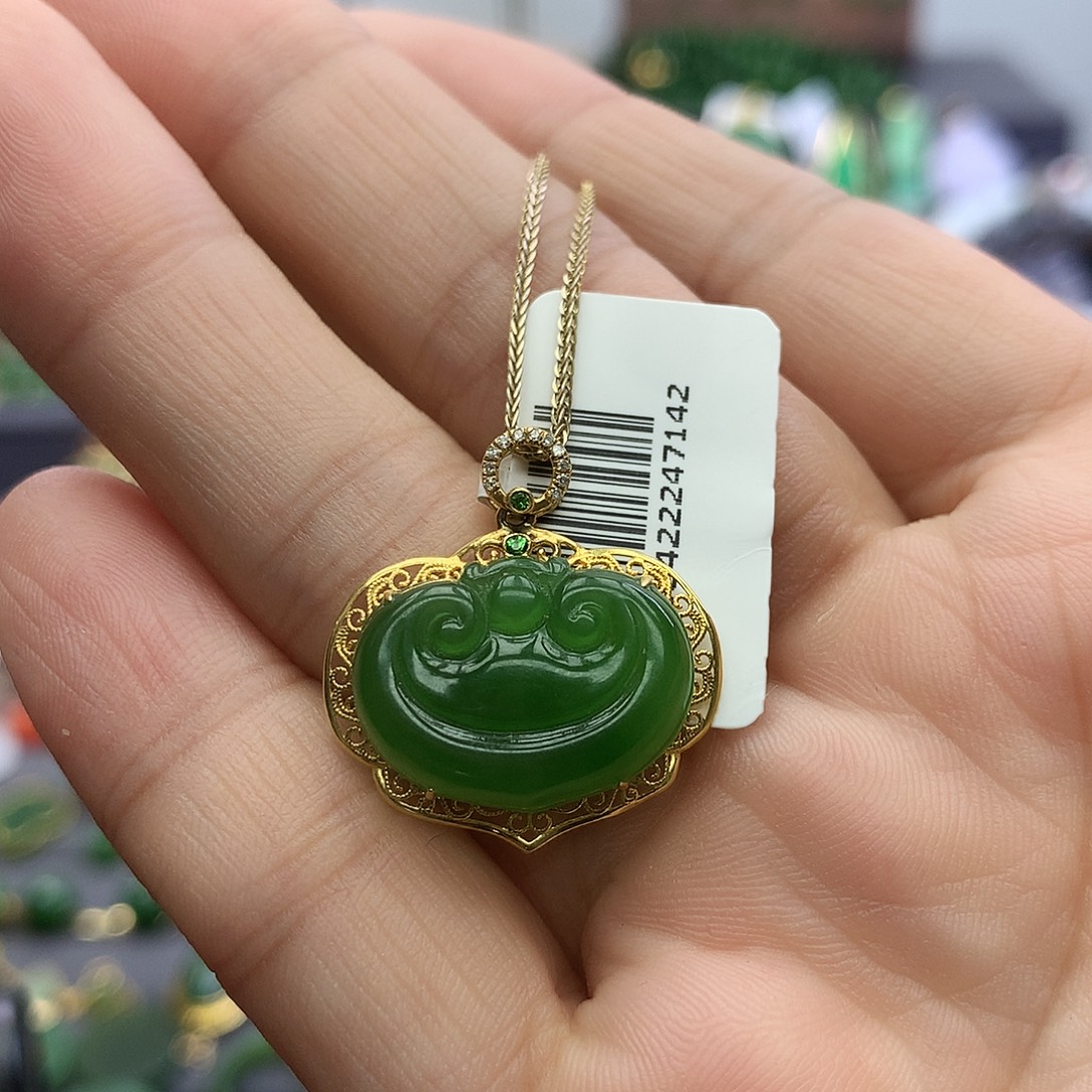 颈饰18K金镶嵌和田玉