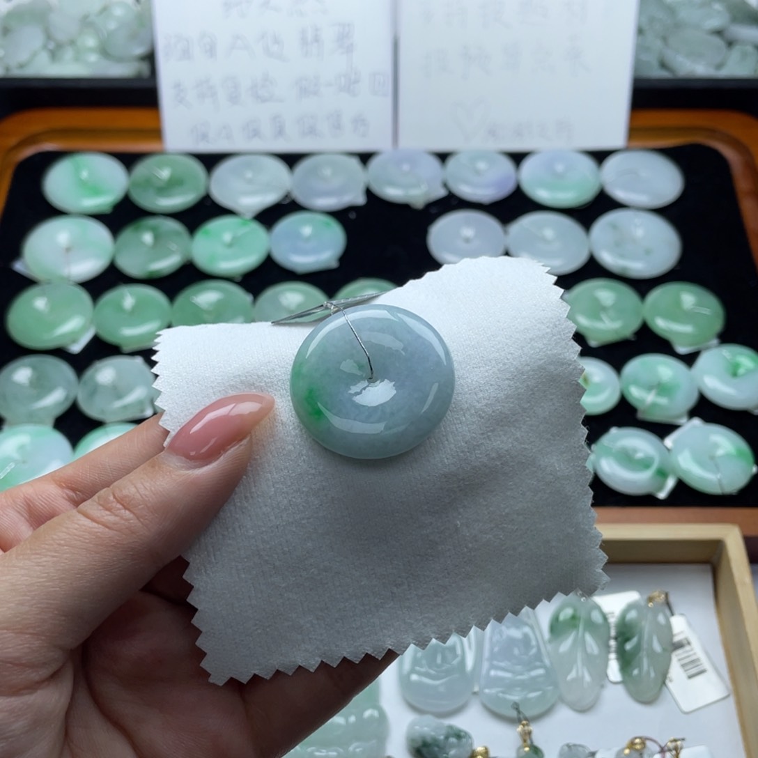 翡翠颈饰未镶嵌平安扣