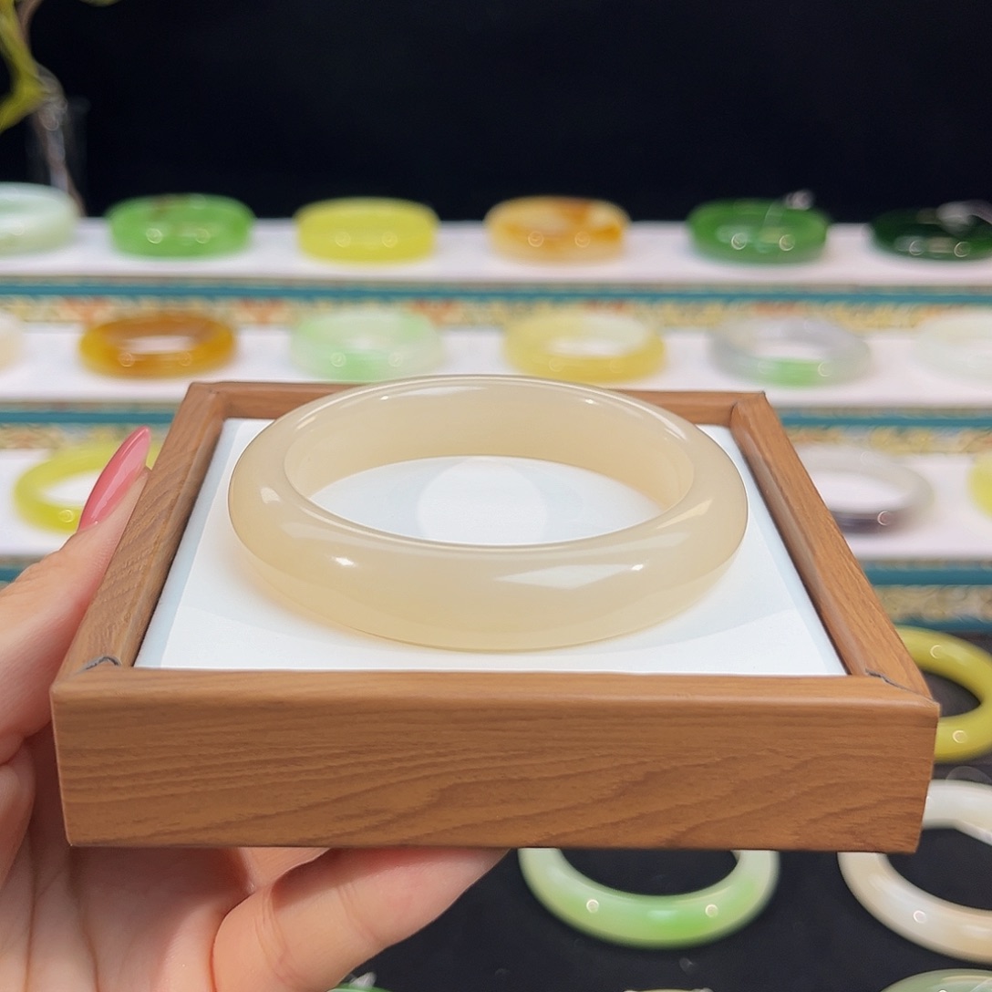 未镶嵌手镯和田玉娇粉