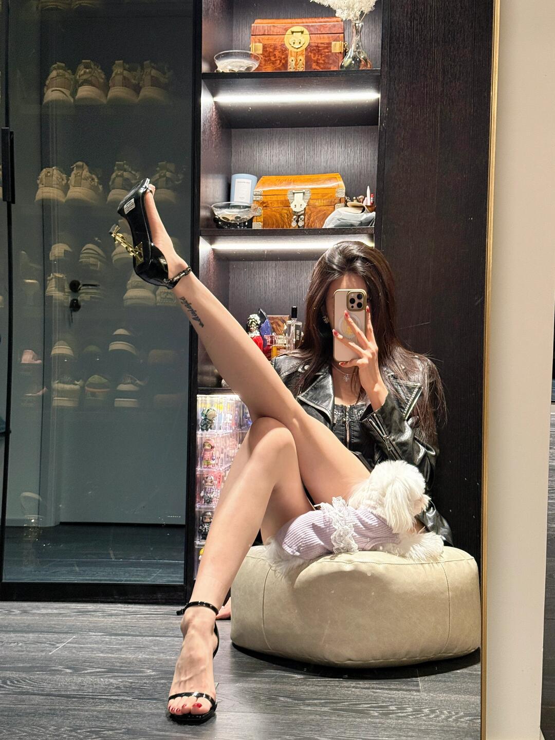 一字带凉鞋女2025年新款欧美网红同款黑色漆皮性感字母跟高跟鞋女