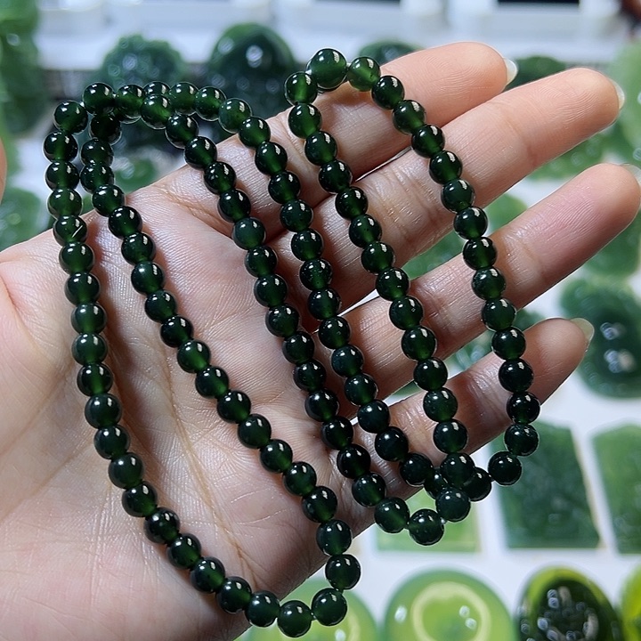 蛇纹石玉颈饰未镶嵌