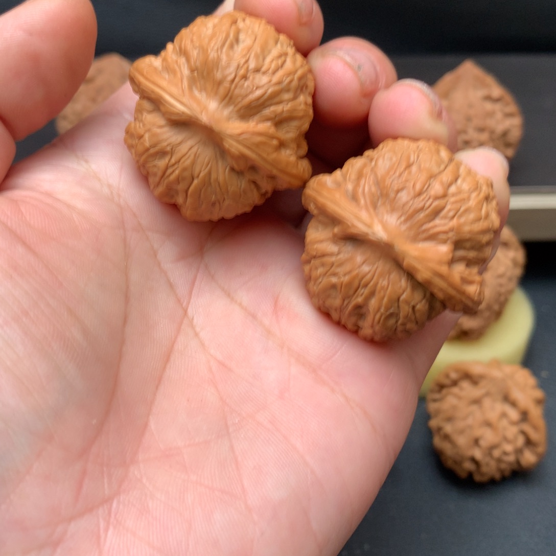 文玩核桃吊坠血麒麟