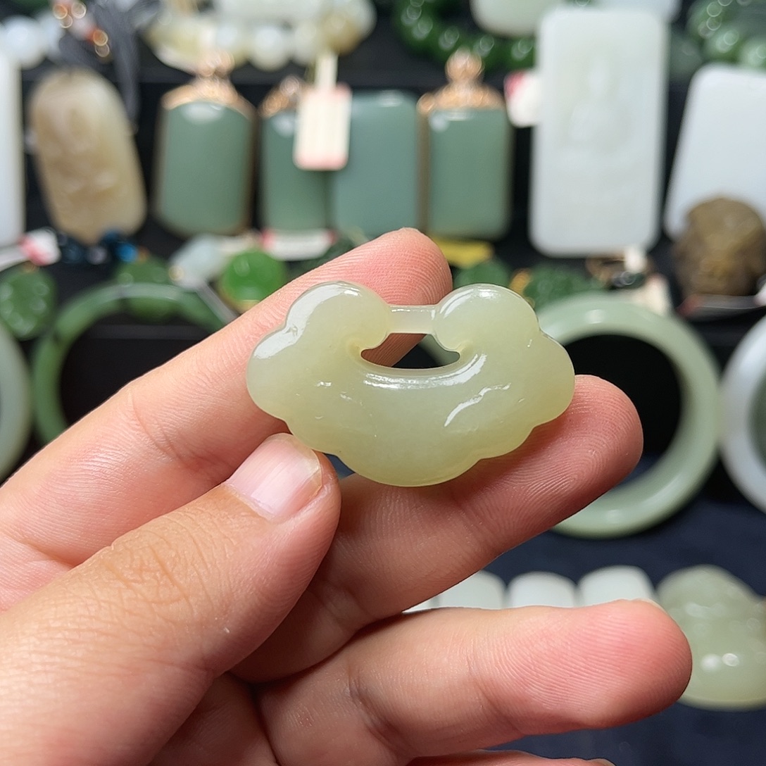 和田玉未镶嵌吊坠(赠链)25