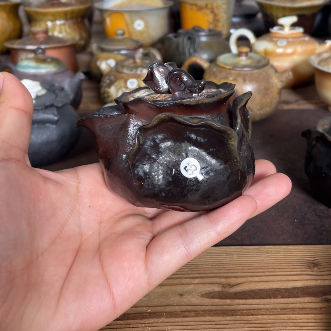 乌金宝瓶。 微瑕。    55