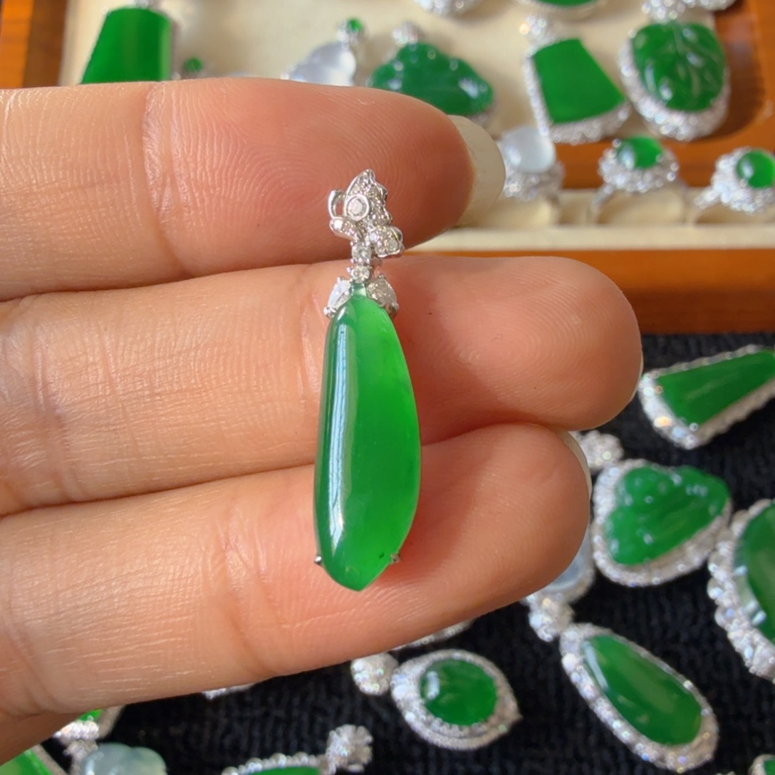 翡翠18K金镶嵌颈饰吊坠