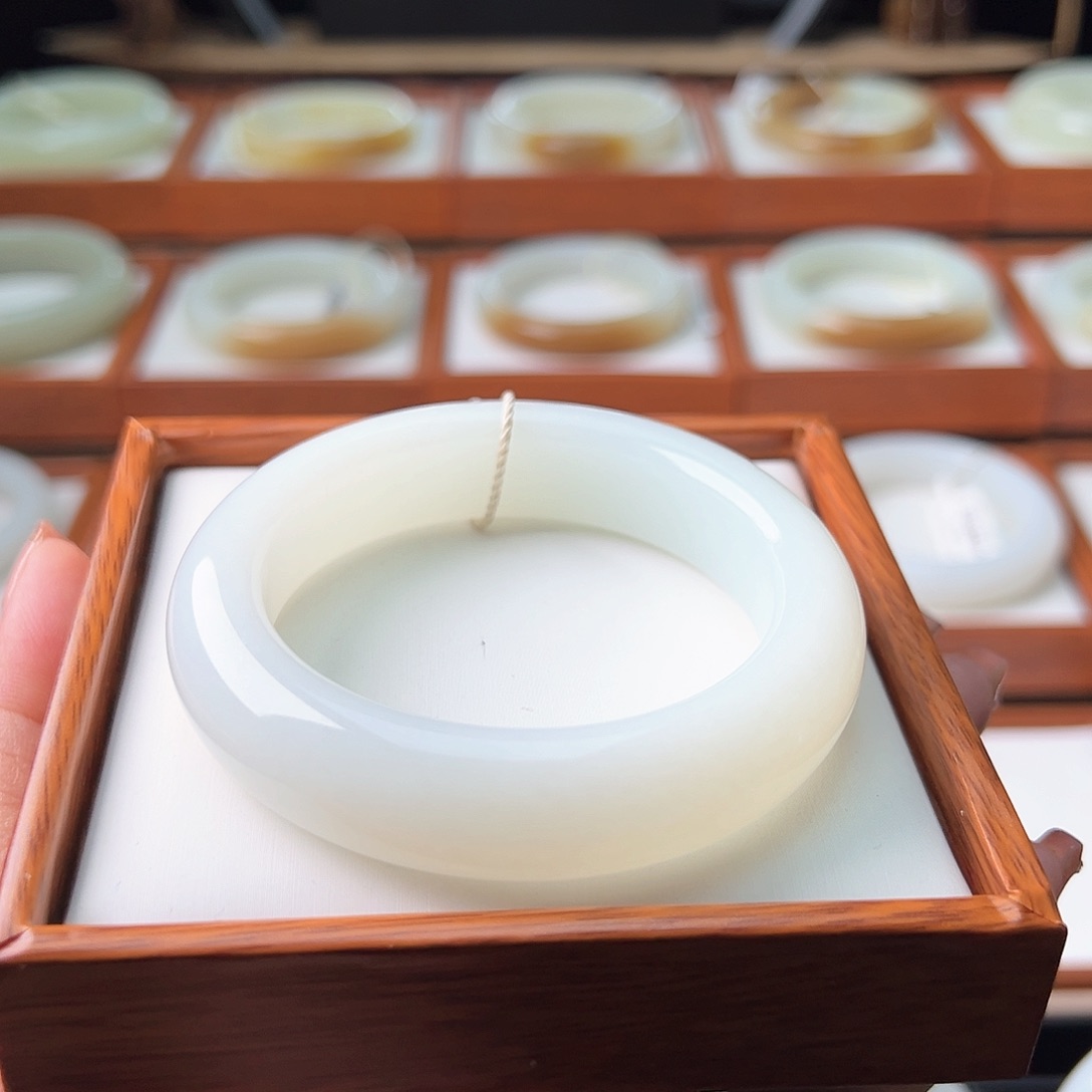 和田玉手镯未镶嵌57