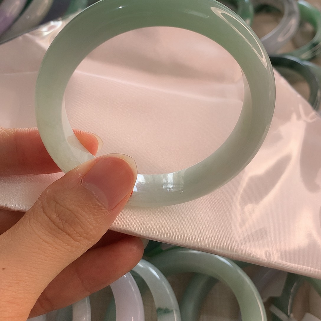 翡翠手镯未镶嵌始**一果绿55.5