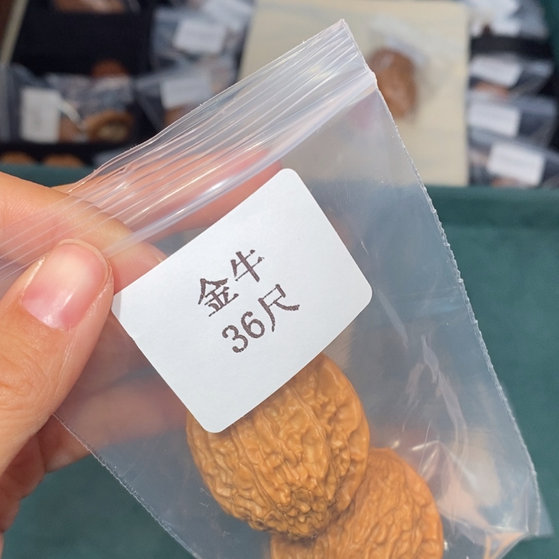 文玩核桃吊坠36金牛