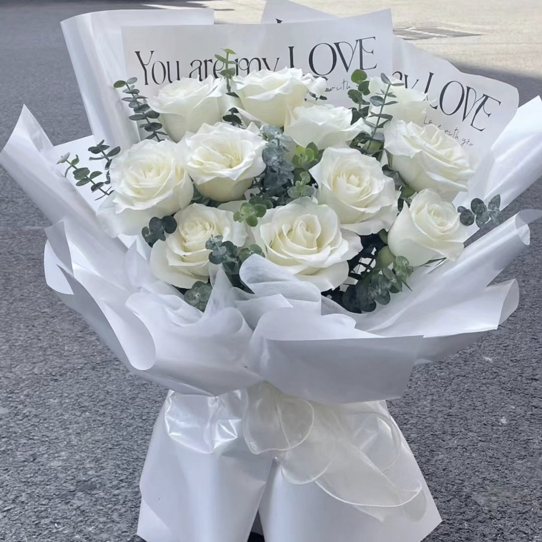 纯洁的爱白玫瑰11支节日生日手捧花送爱人送朋友