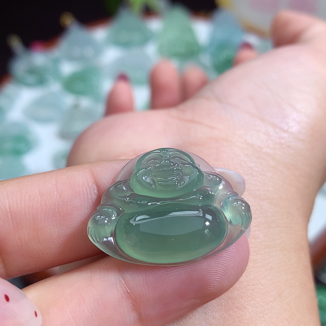 翡翠未镶嵌颈饰佛公