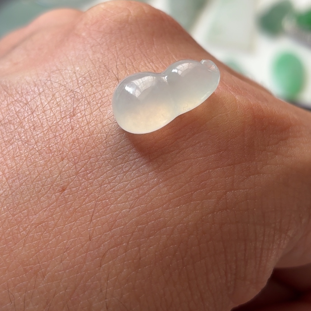 翡翠未镶嵌颈饰葫芦