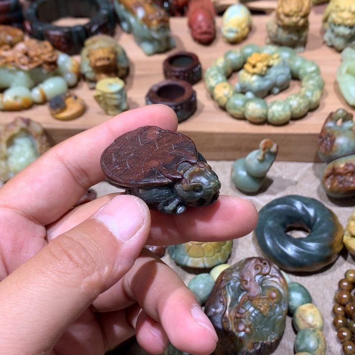 未镶嵌岫岩河磨玉（透闪石质玉）把件