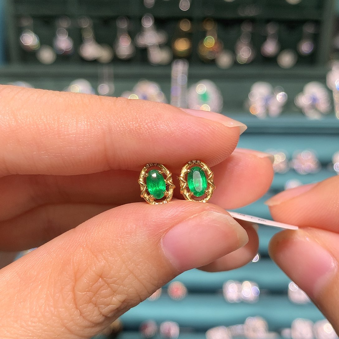 18K金镶嵌耳饰祖母绿