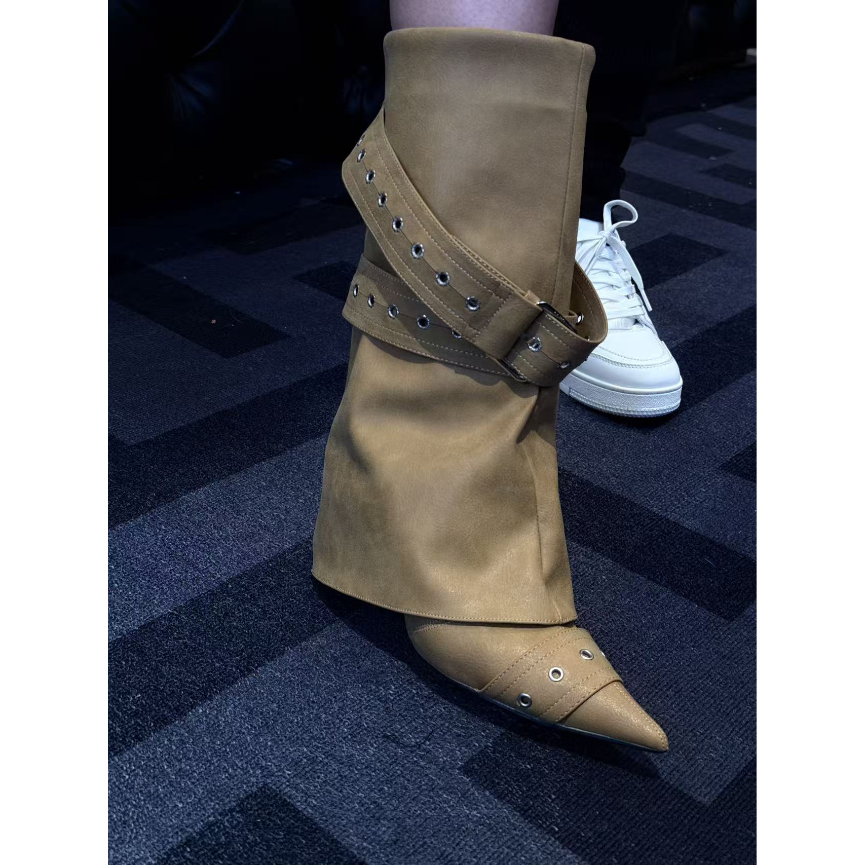 DUOMI【咖布奇诺】咖色净版卡扣尖头靴子