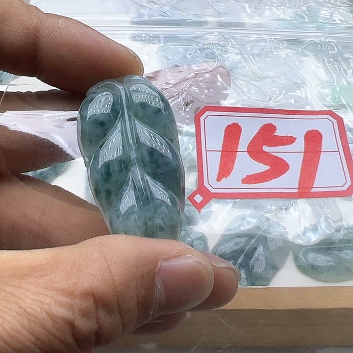 翡翠颈饰未镶嵌啊****湫