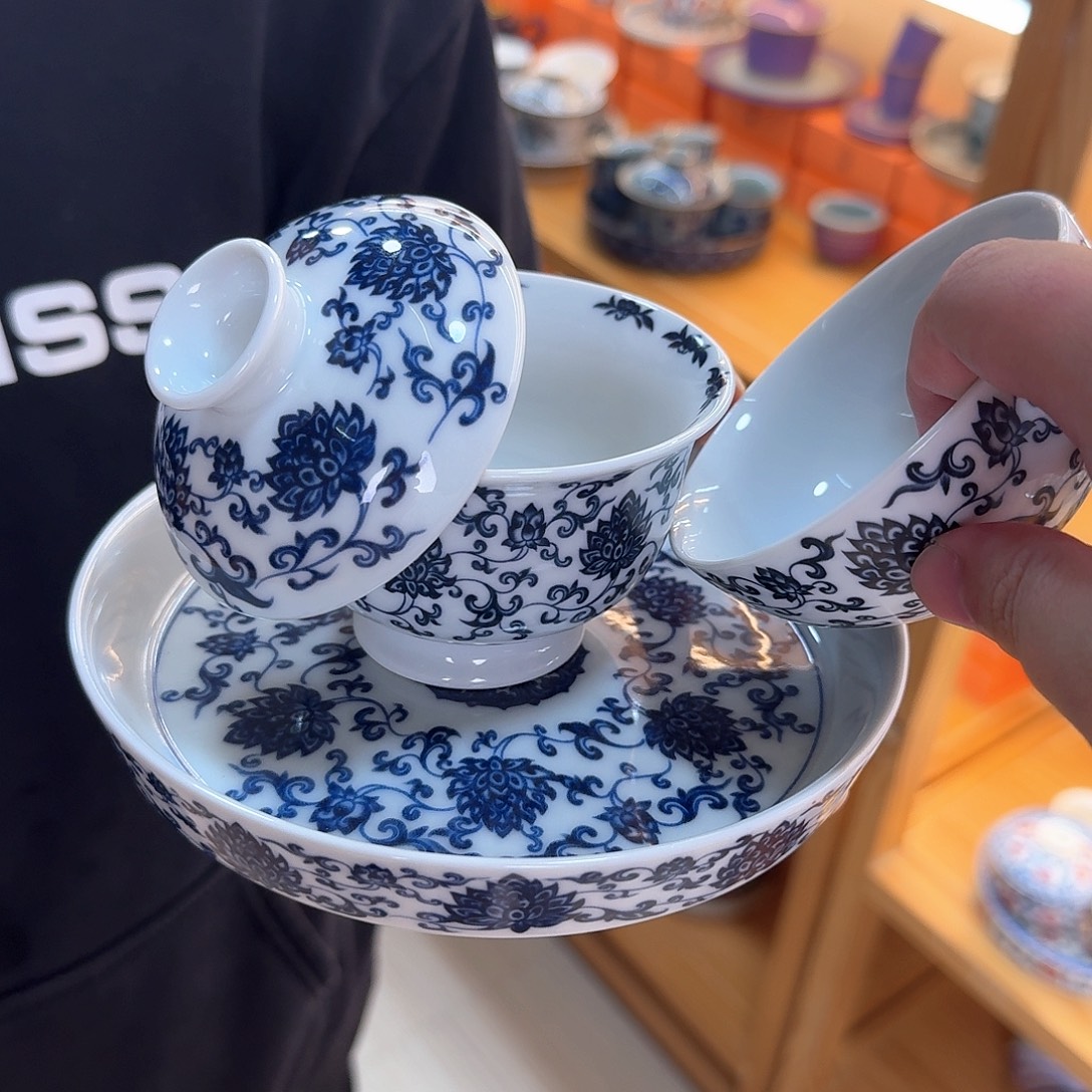 盖碗里的水煮开后放入