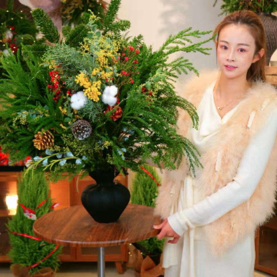 圣诞花束手打生活鲜花松枝鲜切枝绿植家用插摆设高级感客厅餐桌