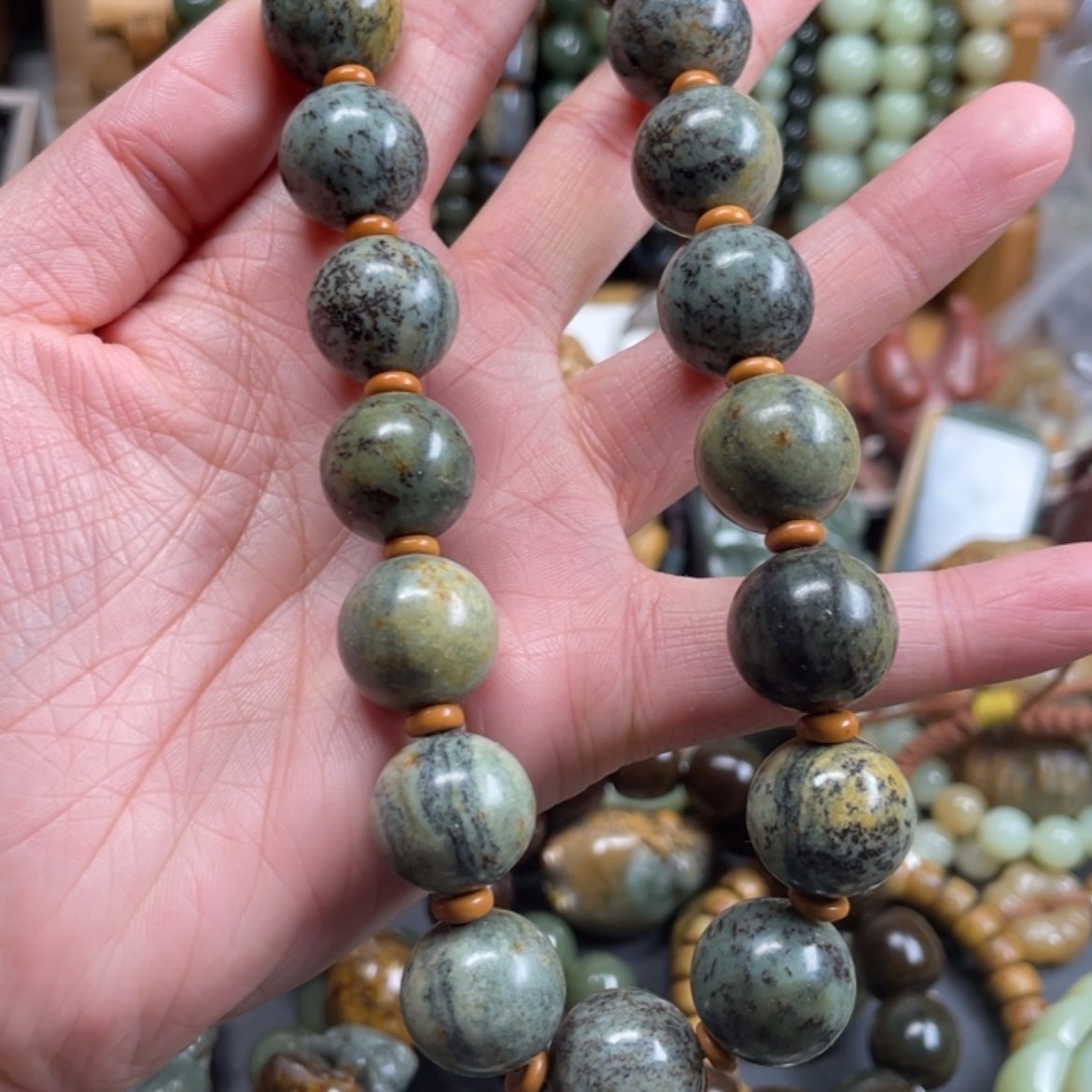 【闪购商品】岫岩河磨玉（透闪石质玉）手持未镶嵌