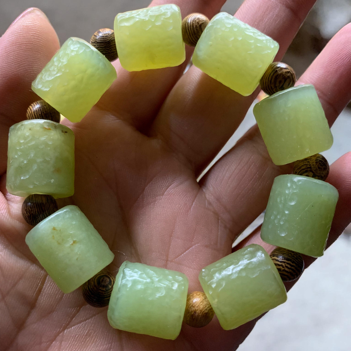天然岫玉手工锤纹淡绿色桶珠手串男女同款