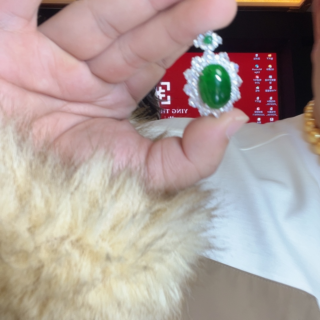 翡翠未镶嵌颈饰得到