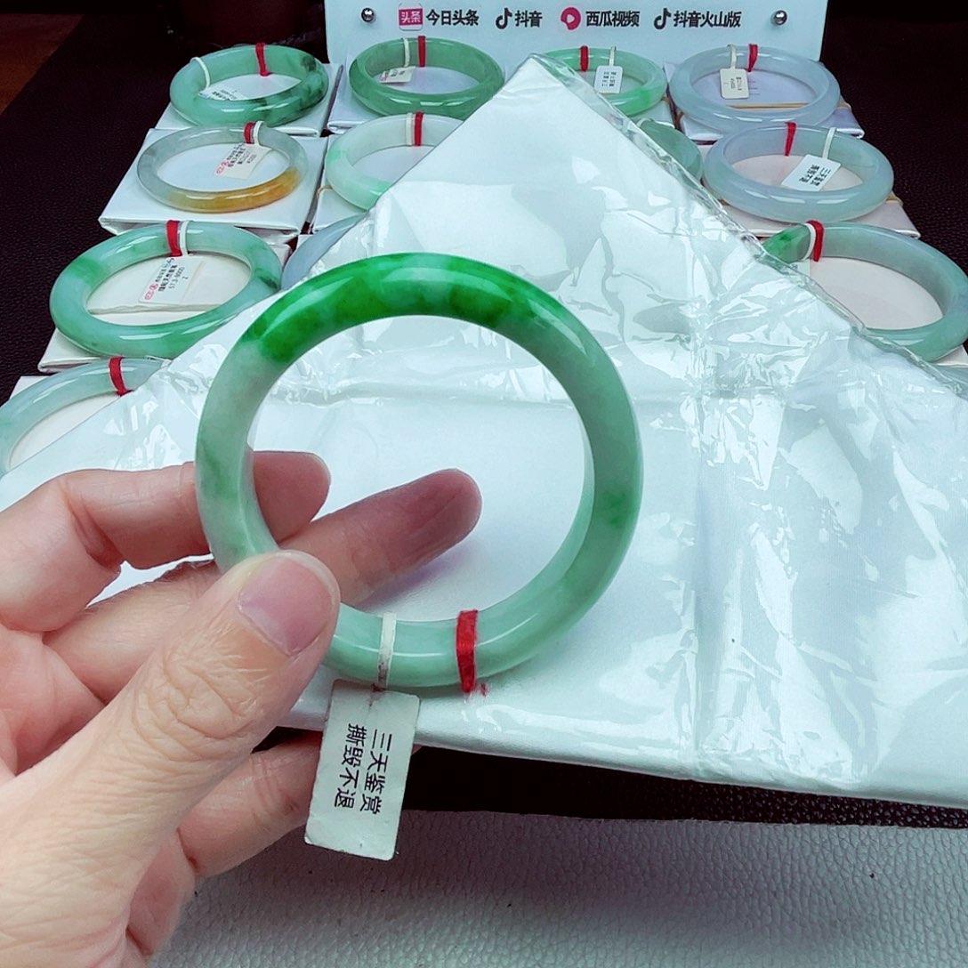 翡翠手镯未镶嵌哆*?天然缅甸翡翠