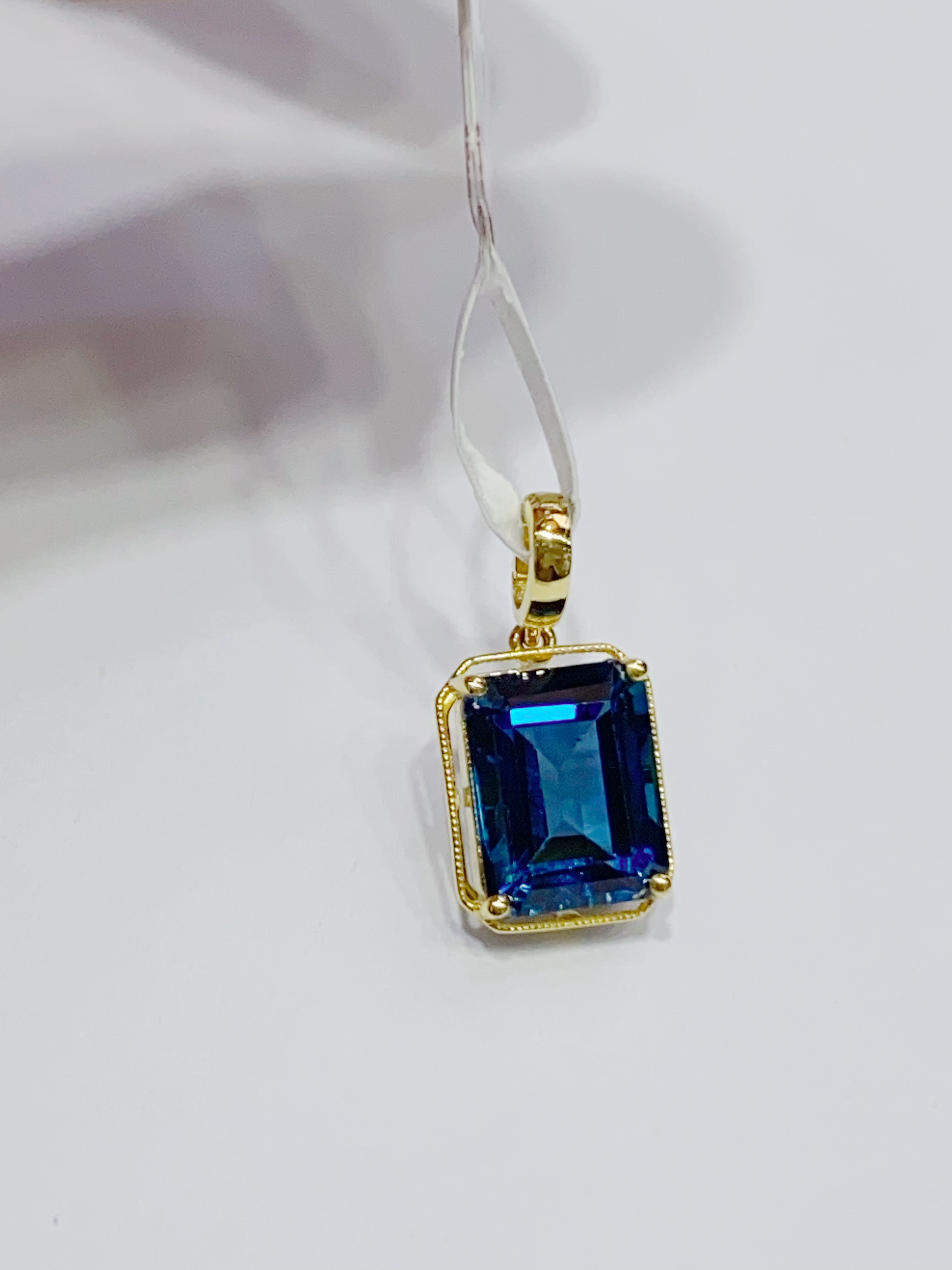 18K金镶嵌托帕石吊坠