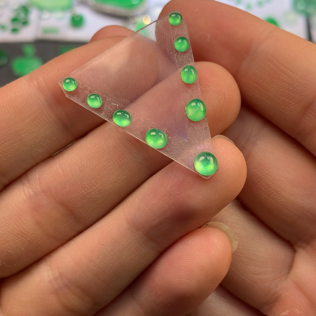 翡翠未镶嵌颈饰荧光绿蛋面