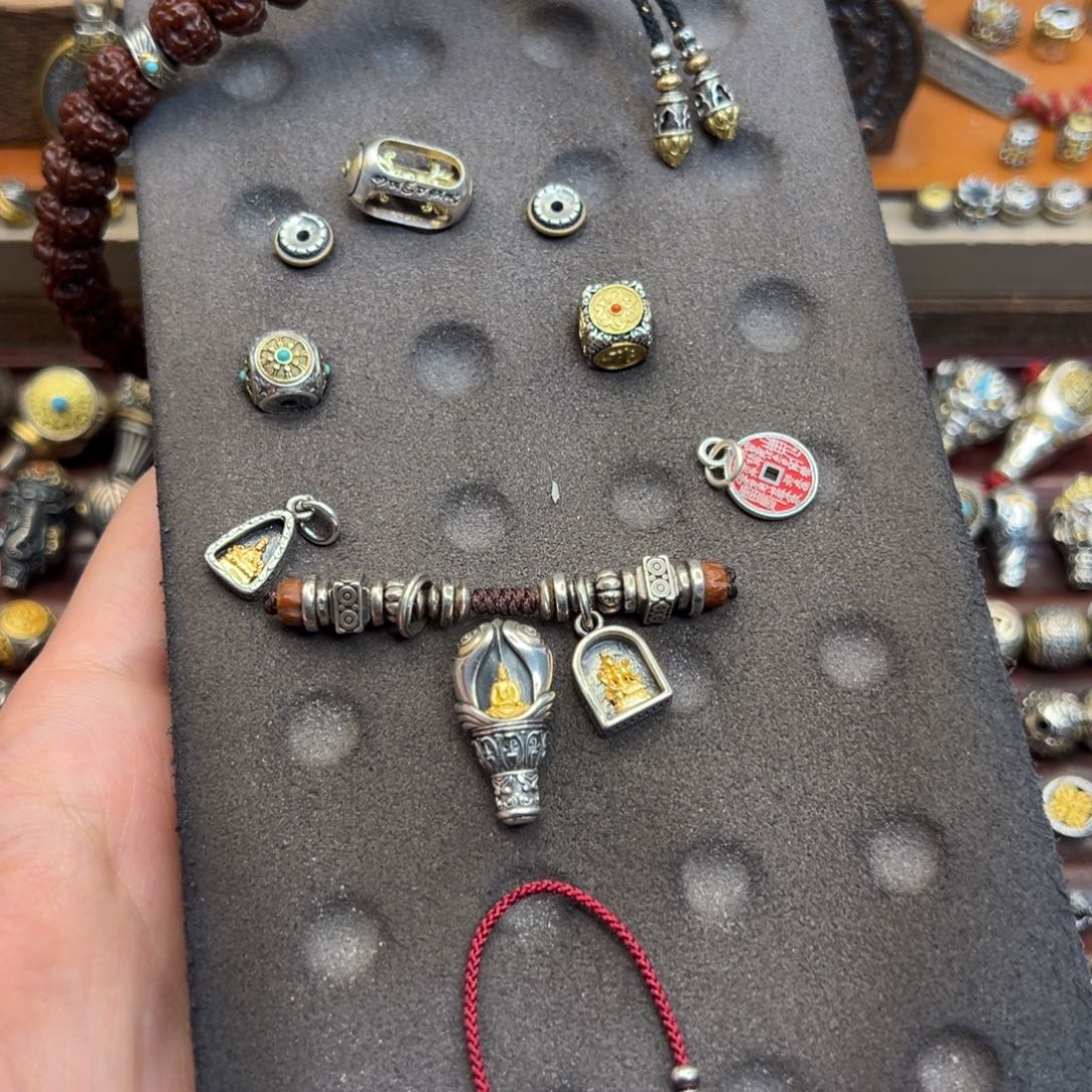 足银搭配示范黑色紧身裤