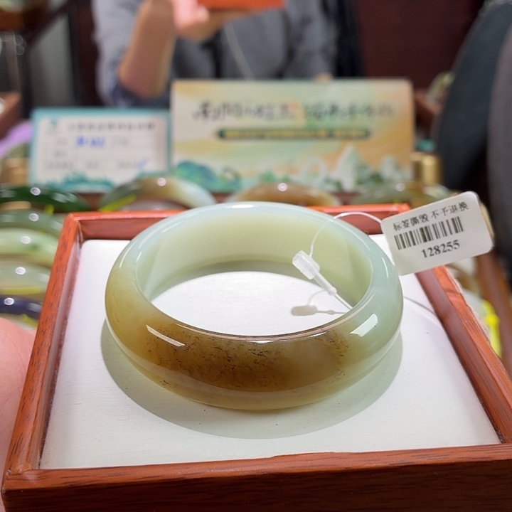 未镶嵌手镯和田玉12。 53