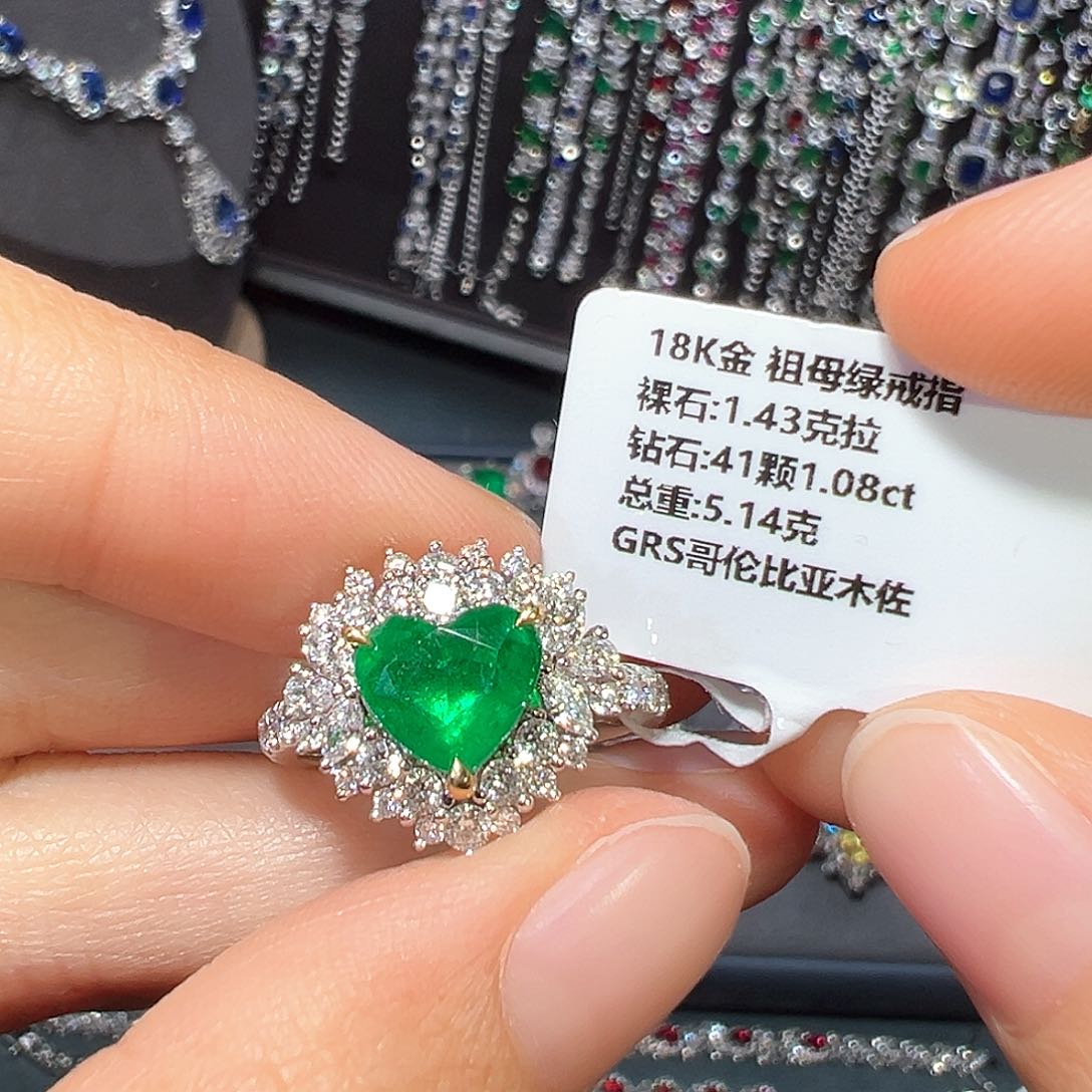 祖母绿戒指18K金镶嵌