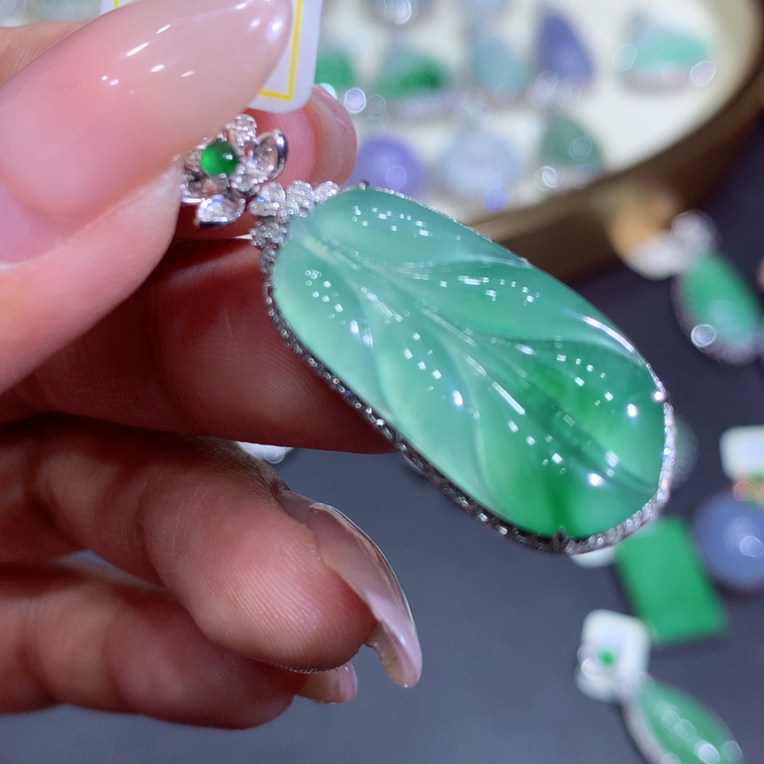 翡翠吊坠(赠链)18K金镶嵌