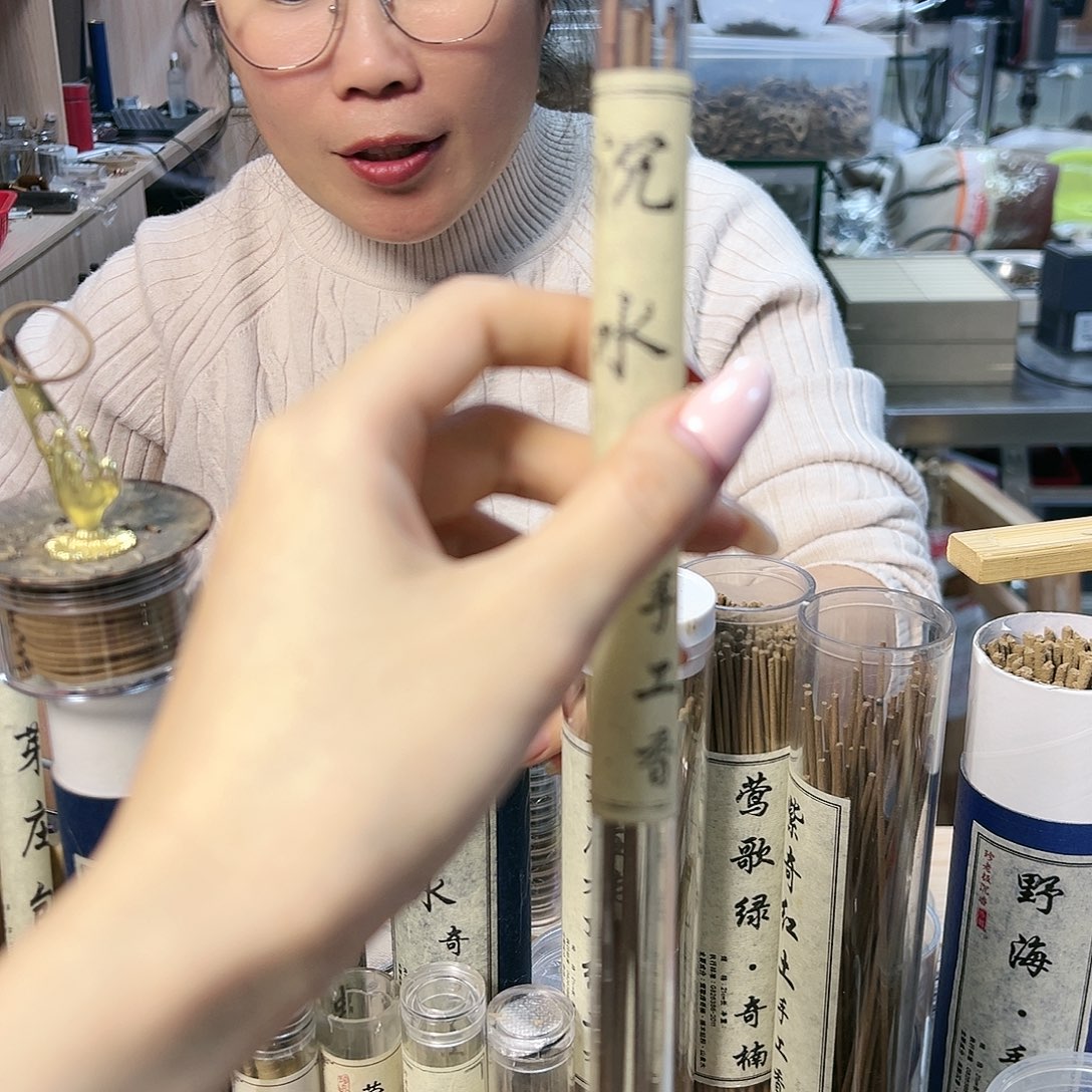 线香10克沉水奇楠。  