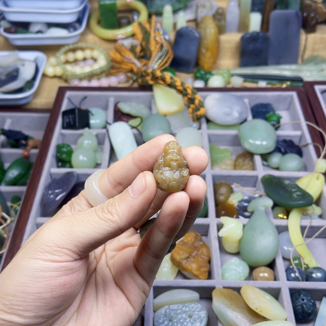 A***y和田玉未镶嵌颈饰