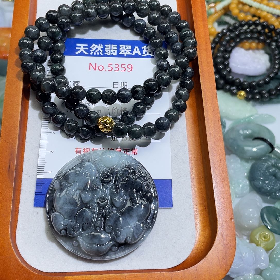 寧***滥翡翠未镶嵌挂件5359