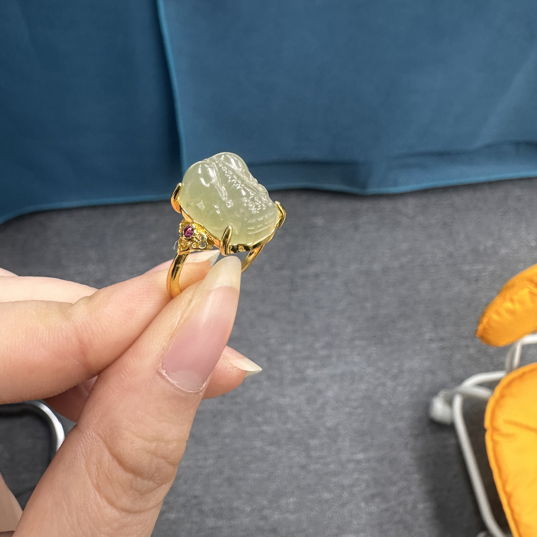 精美和田玉貔貅开口戒