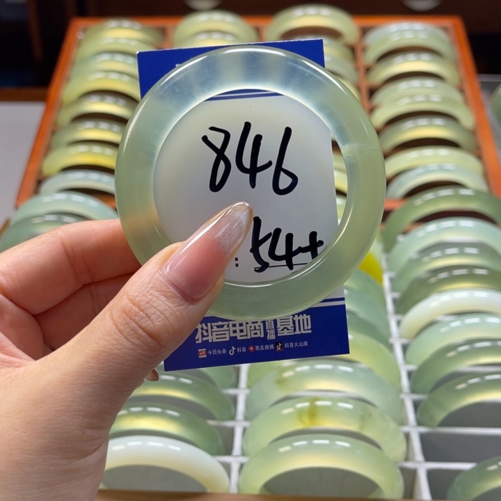 岫玉手镯未镶嵌一****?